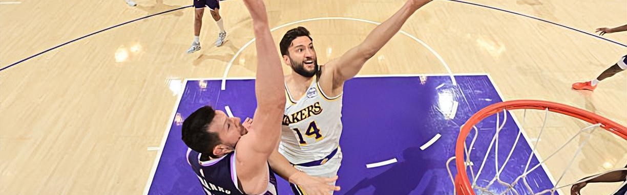 九游官网-竟然还完成了一记爆扣，湖人替补内线也许偶尔能扮演奇兵的角色？